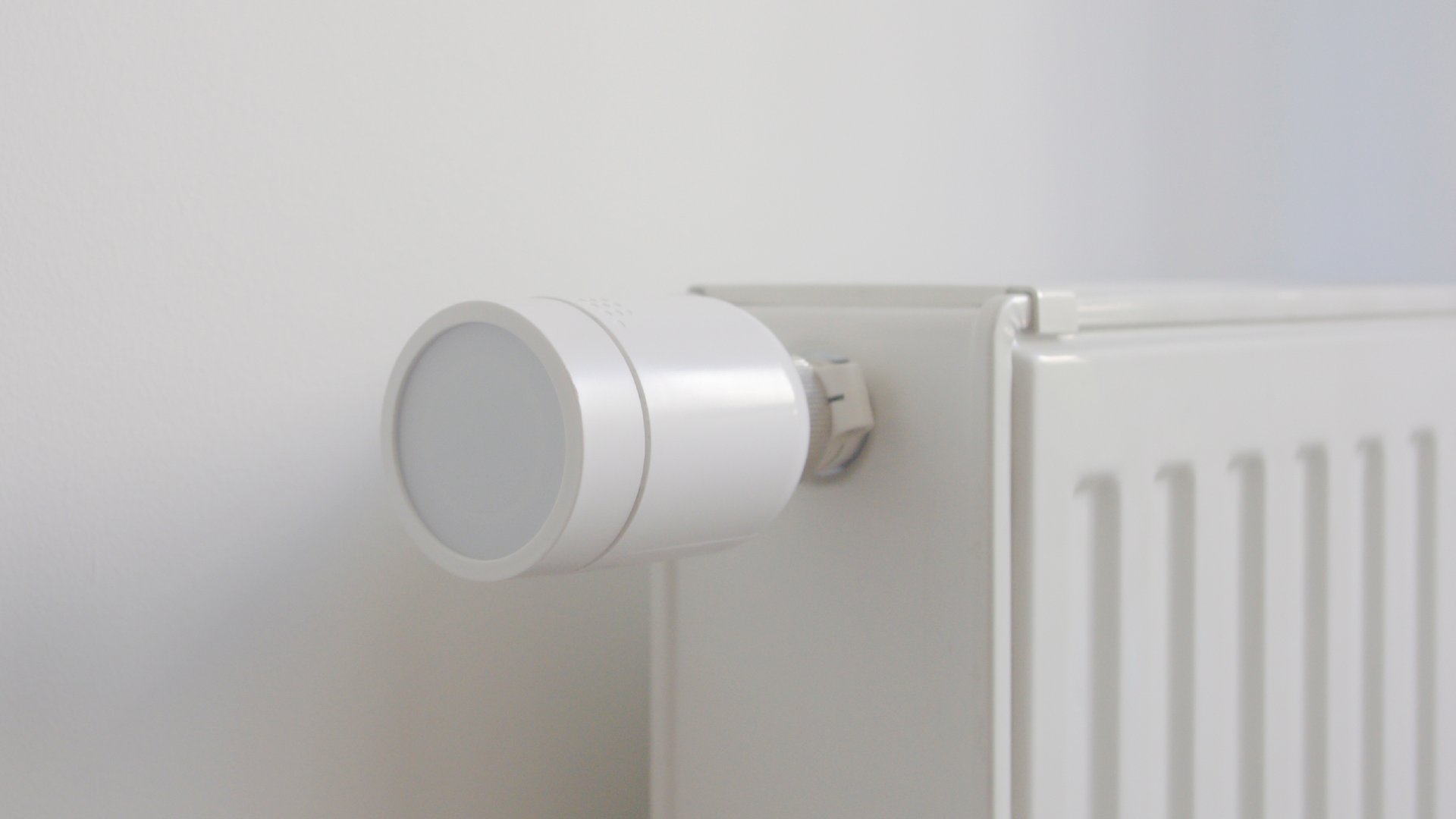 inteligentny termostat Keemple na kaloryferze w mieszkaniu, zdalne sterowanie ogrzewaniem.