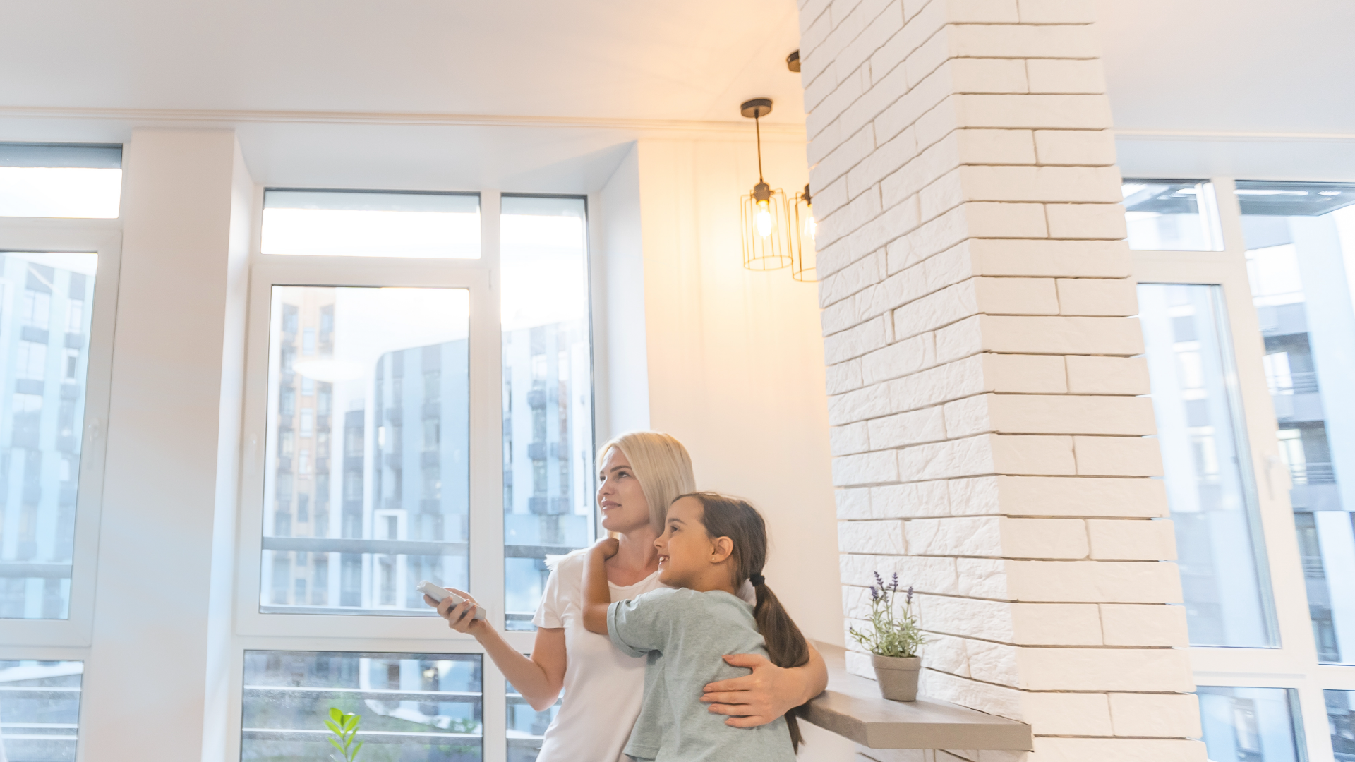 Inteligentne oświetlenie w nowoczesnym mieszkaniu. Kobieta wyłącza urządzenia pilotem.